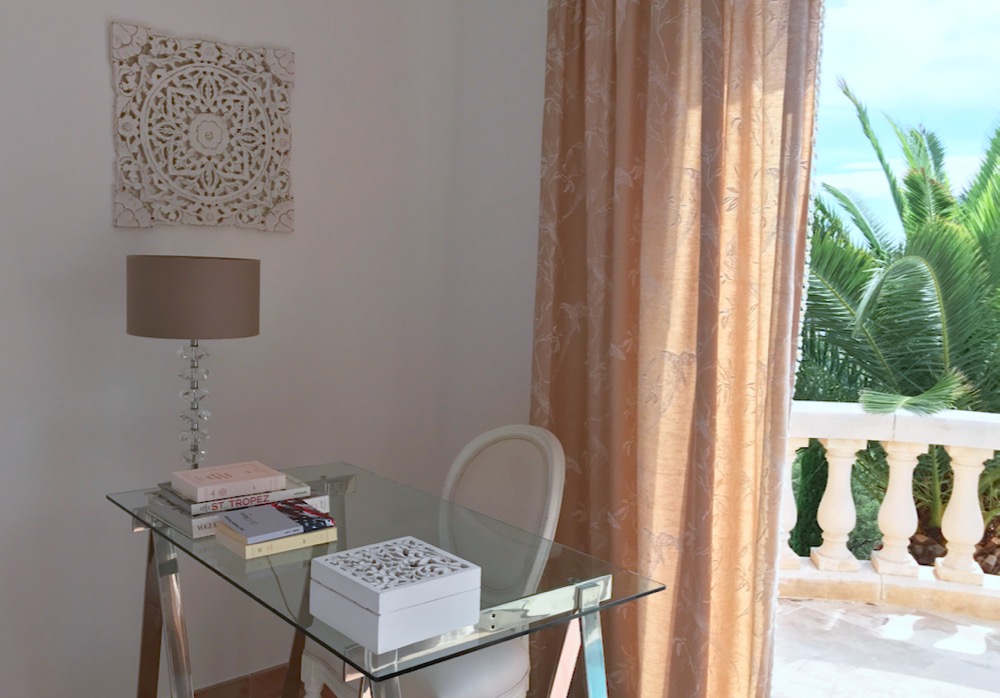 Classy colibri on sand tones and sea blue accents | Interior decoration | Seaside home
